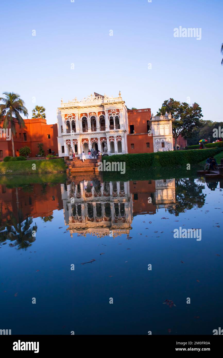 Edificio storico casa zamindar e lago 'Folk Art & Craft Foundation' sonar gaon museo luogo turistico sonar gaon, Narayangonj-Bangladesh Foto Stock