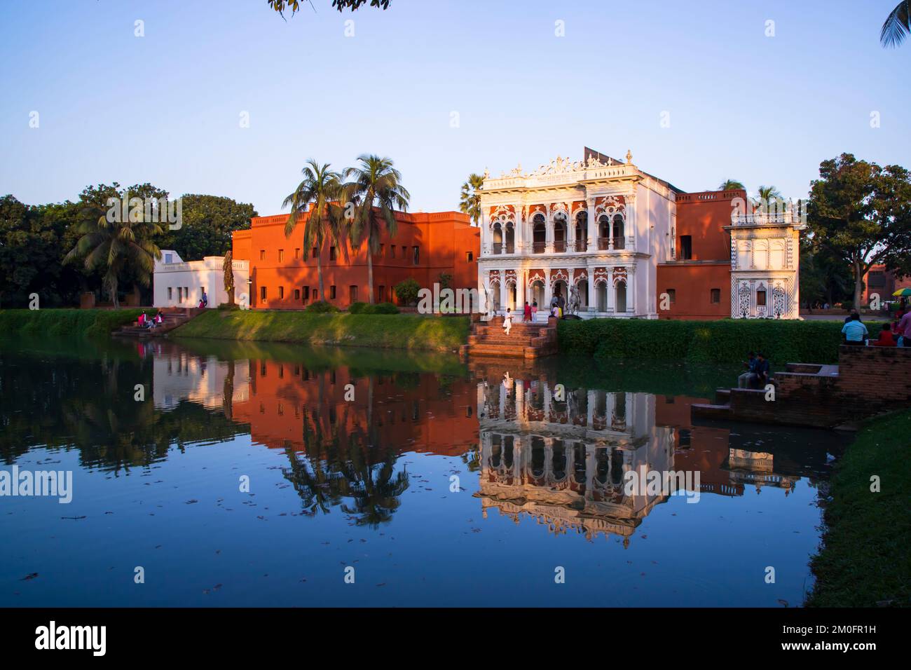 Edificio storico casa zamindar e lago 'Folk Art & Craft Foundation' sonar gaon museo luogo turistico sonar gaon, Narayangonj-Bangladesh Foto Stock