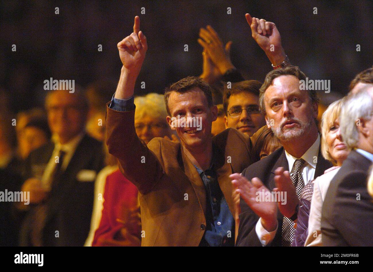 Il principe danese Joachim si diverte al concerto Rock'n Royal di Copenhagen in occasione del matrimonio tra il principe ereditario Frederik e Mary Donaldson. Ci aspettiamo un buon prezzo per queste immagini. UN PREZZO DI CIRCA €300 EUR0 (POLFOTO/BIRGER VOGELIUS)**DENMARK OUT** PRINS JOACHIM TRYKKER DEN AF TIL ROCK N ROYAL FESTEN I PARKEN Foto Stock