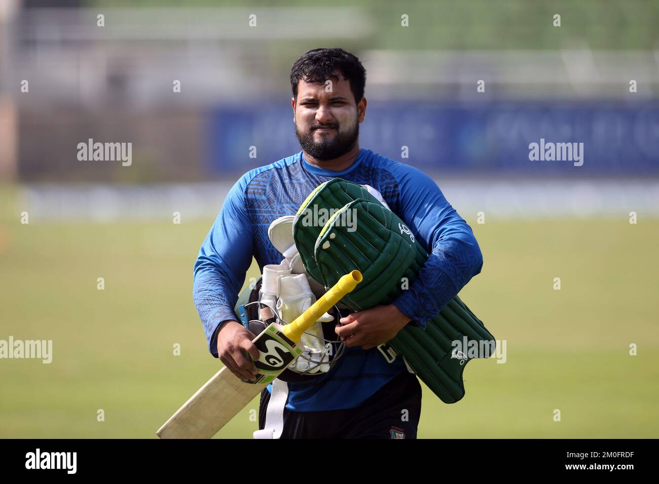 Il battatore del Bangladesh Yasir Ali durante la pratica come Bangladesh partecipa alla sessione di pratica allo stadio nazionale Sher-e-Bangla di Mirpur, Dhaka, Banglades Foto Stock