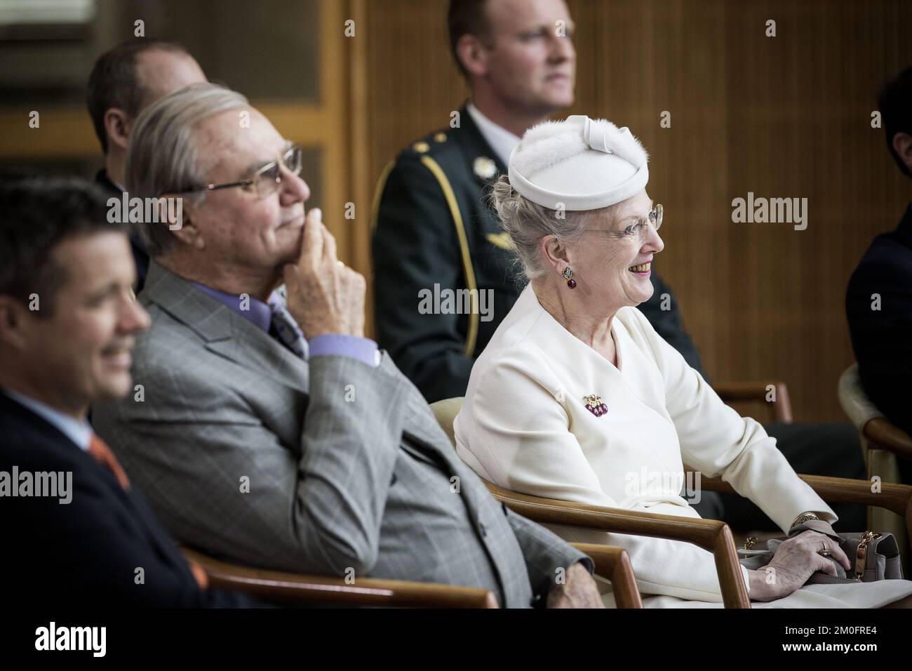 Regina Margrethe con il dono di Aarhus in mano, e il Principe Henrik Mercoledì mattina al Municipio di Aarhus quando Aarhus ha affrontato il 75th ° compleanno della Regina con un giro in carrozza attraverso la città, pranzo reception al Municipio di Aarhus e più tardi serata di gala alla Sala Concerti Aarhus . La coppia reale , il principe Joachim e la principessa Marie sono stati anche presentati . ( Casper Dalhoff / POLFOTO ) Foto Stock