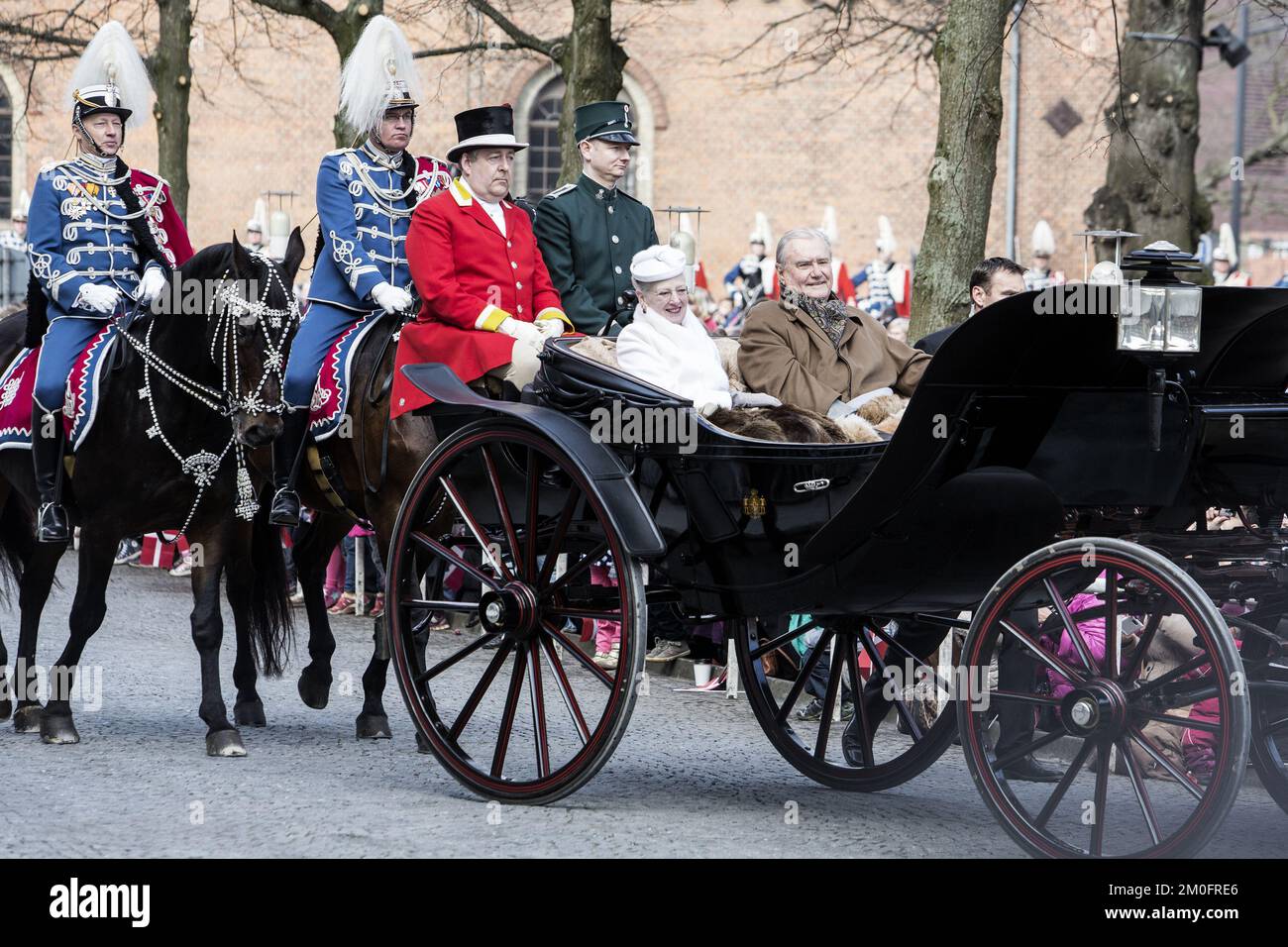 La coppia reale ricevuta dal sindaco Jacob Bundsgaard , Mercoledì mattina di fronte al Municipio di Aarhus, quando Aarhus ha affrontato il 75th° compleanno della Regina con un giro in carrozza attraverso la città, pranzo al Municipio di Aarhus e più tardi serata di gala alla Sala Concerti . La coppia reale , il principe Joachim e la principessa Marie sono stati anche presentati . ( Casper Dalhoff / POLFOTO ) Foto Stock