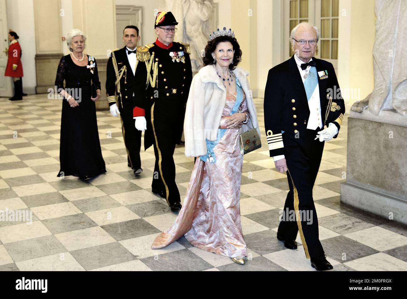 La regina Silvia e il re Carl XVI Gustaf di Svezia arrivano a una cena di gala al Palazzo Christiansborg di Copenaghen, in occasione del 75th° compleanno della regina Margrethe Foto Stock