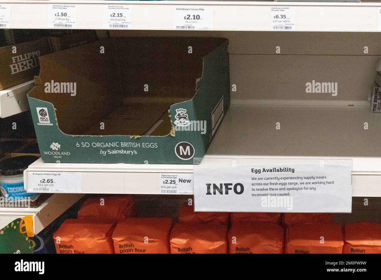 Sainsbury’s sembra aver vissuto una carenza di uova in tutta la catena. Una filiale di Leicester Square ha esaurito la fornitura di uova. Immagine scattata il 1st dicembre 2022 Foto Stock
