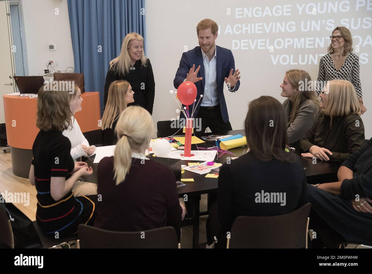 Il principe Harry partecipa a un workshop dedicato a fare la differenza attraverso il volontariato presso il liceo Ã˜restad Gymnasium di Copenaghen, 26 ottobre 2017. E' la prima visita ufficiale del Principe Harrys in Danimarca e durante il suo soggiorno di due giorni visiterà diversi progetti giovanili. /Ritzau/Peter Hove Olesen Foto Stock