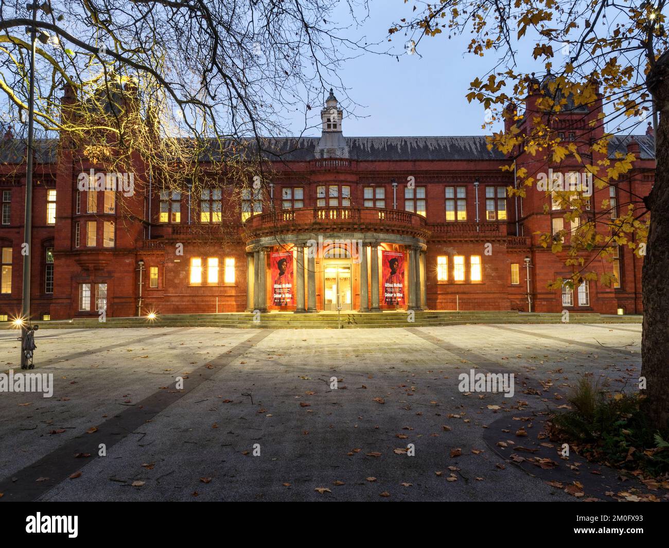 Di fronte alla galleria d'arte Whitworth al crepuscolo Manchester Inghilterra Foto Stock