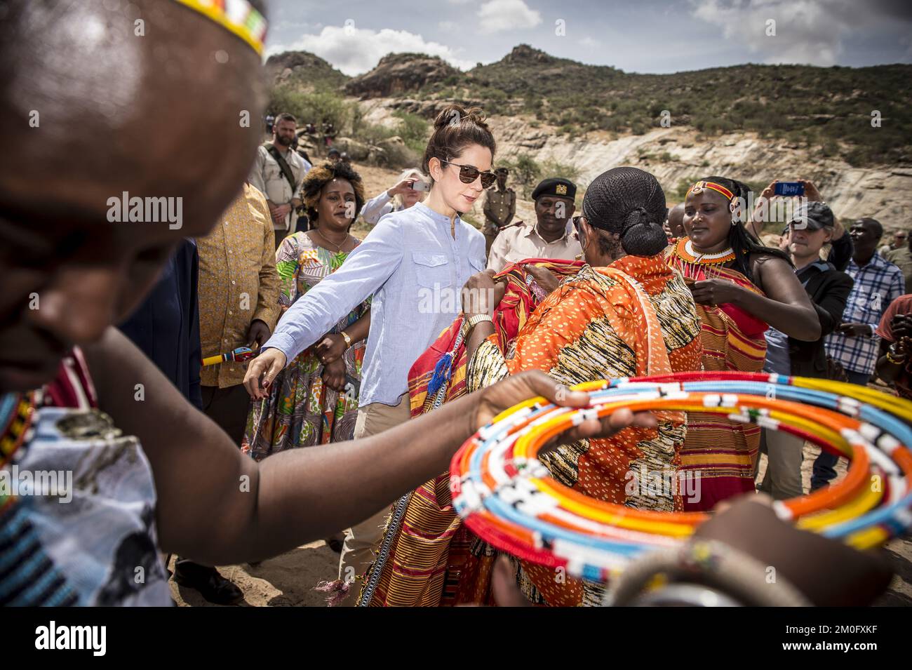 Il 27th e 28th 2018 novembre la Principessa Corona di S.A.R. Maria ha visitato Kalama in Kenya insieme al Ministro dello sviluppo Ulla Tørnæs. Sono arrivati alla pista di Kalama nel Paese di Samburu il 27th novembre e sono stati accolti da importanti membri delle società Kalama. In seguito hanno visitato il Conservatorio di Kalama, dove hanno incontrato donne locali che hanno beneficiato del sostegno danese per creare piccole imprese sostenibili. L'intera visita ha come oggetto particolare la promozione dei diritti delle donne e l'indipendenza economica attraverso progetti locali. Foto Stock
