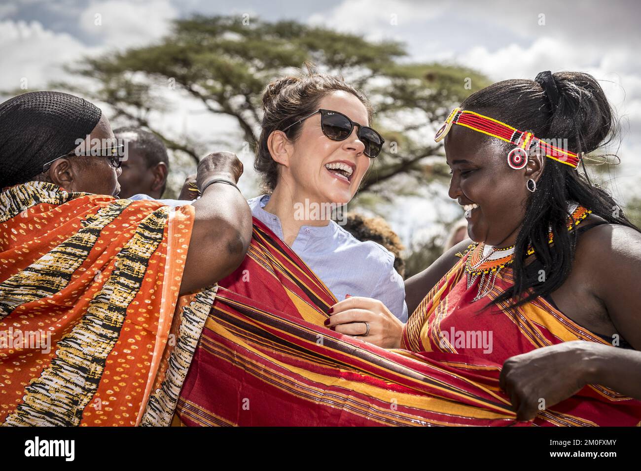 Il 27th e 28th 2018 novembre la Principessa Corona di S.A.R. Maria ha visitato Kalama in Kenya insieme al Ministro dello sviluppo Ulla Tørnæs. Sono arrivati alla pista di Kalama nel Paese di Samburu il 27th novembre e sono stati accolti da importanti membri delle società Kalama. In seguito hanno visitato il Conservatorio di Kalama, dove hanno incontrato donne locali che hanno beneficiato del sostegno danese per creare piccole imprese sostenibili. L'intera visita ha come oggetto particolare la promozione dei diritti delle donne e l'indipendenza economica attraverso progetti locali. Foto Stock
