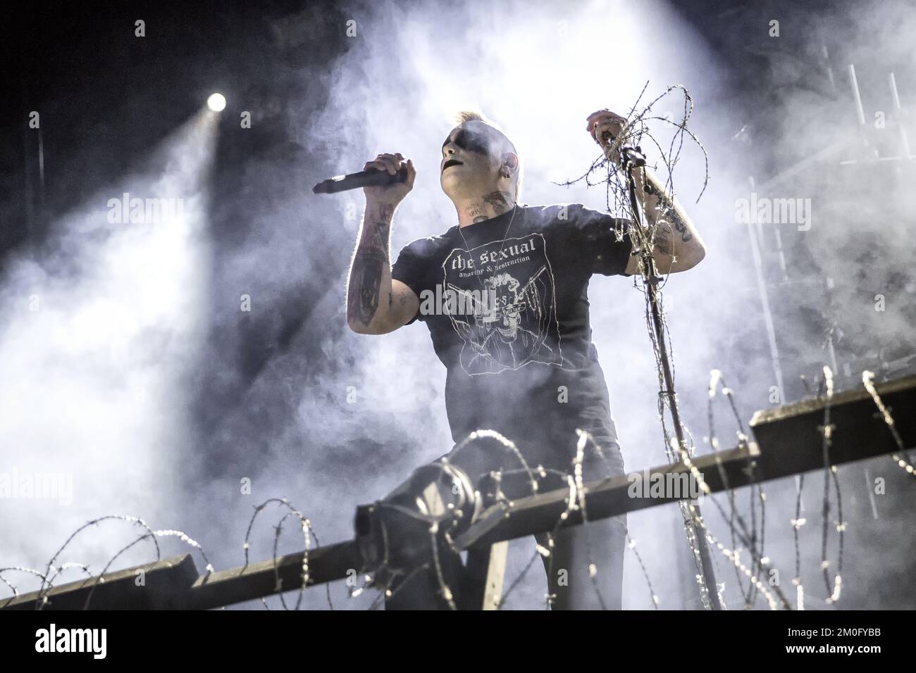La band norvegese di metallo nero Mayhem (spesso chiamata True Mayhem) suona in concerto al festival svedese del rock 2016. Ecco la cantante della band Attila Csihar sul palco con il resto della band. Foto Stock