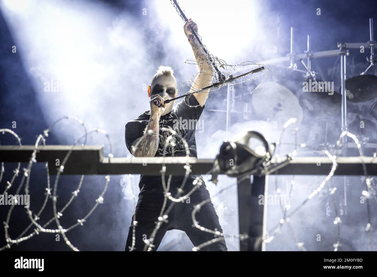 La band norvegese di metallo nero Mayhem (spesso chiamata True Mayhem) suona in concerto al festival svedese del rock 2016. Ecco la cantante della band Attila Csihar sul palco con il resto della band. Foto Stock