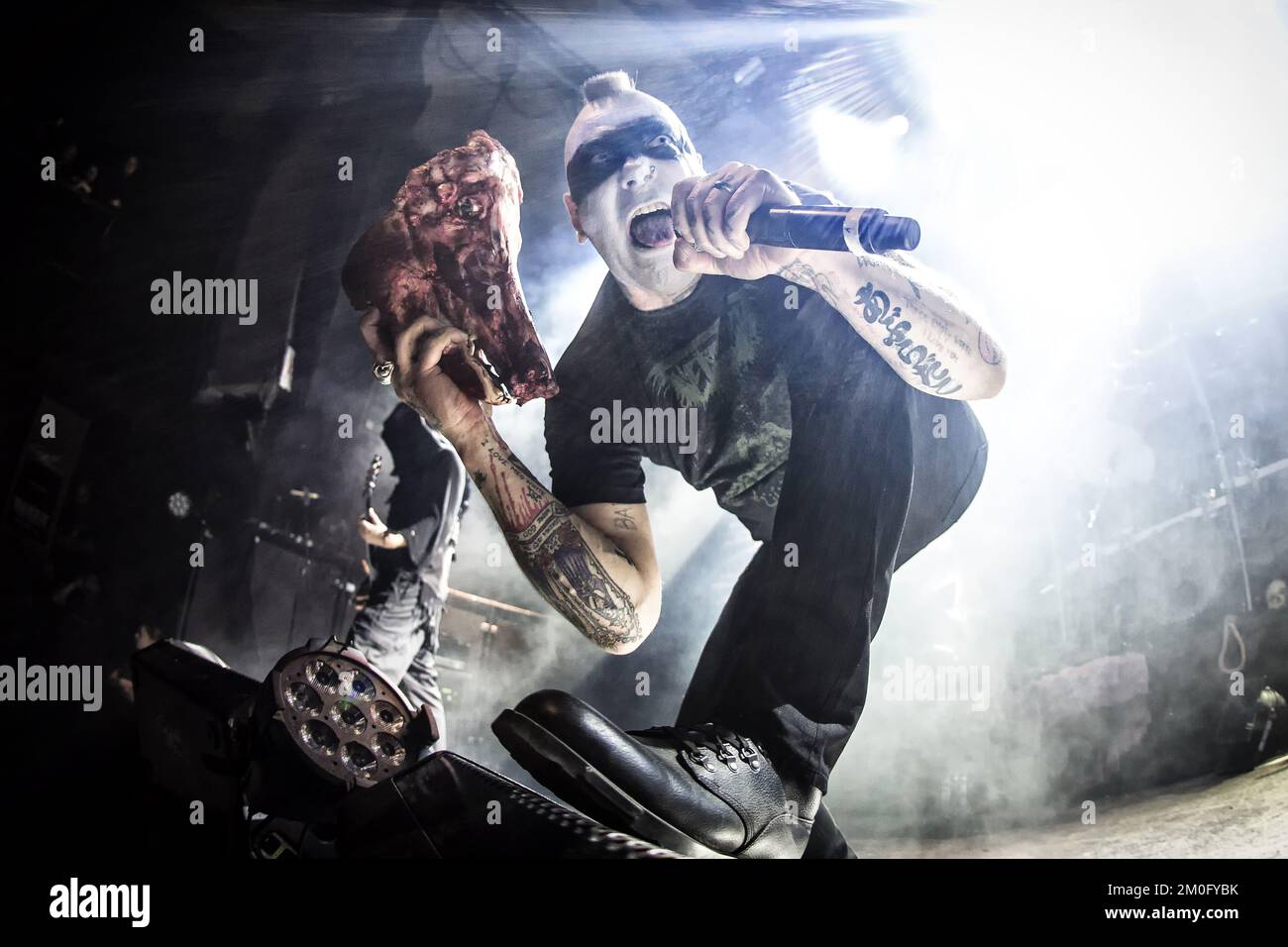 La band norvegese di metallo nero Mayhem (spesso chiamata True Mayhem) suona in concerto al festival norvegese di metallo pesante Inferno Festival 2016 di Oslo. Il cantante Maniac della band sul palco. Foto Stock
