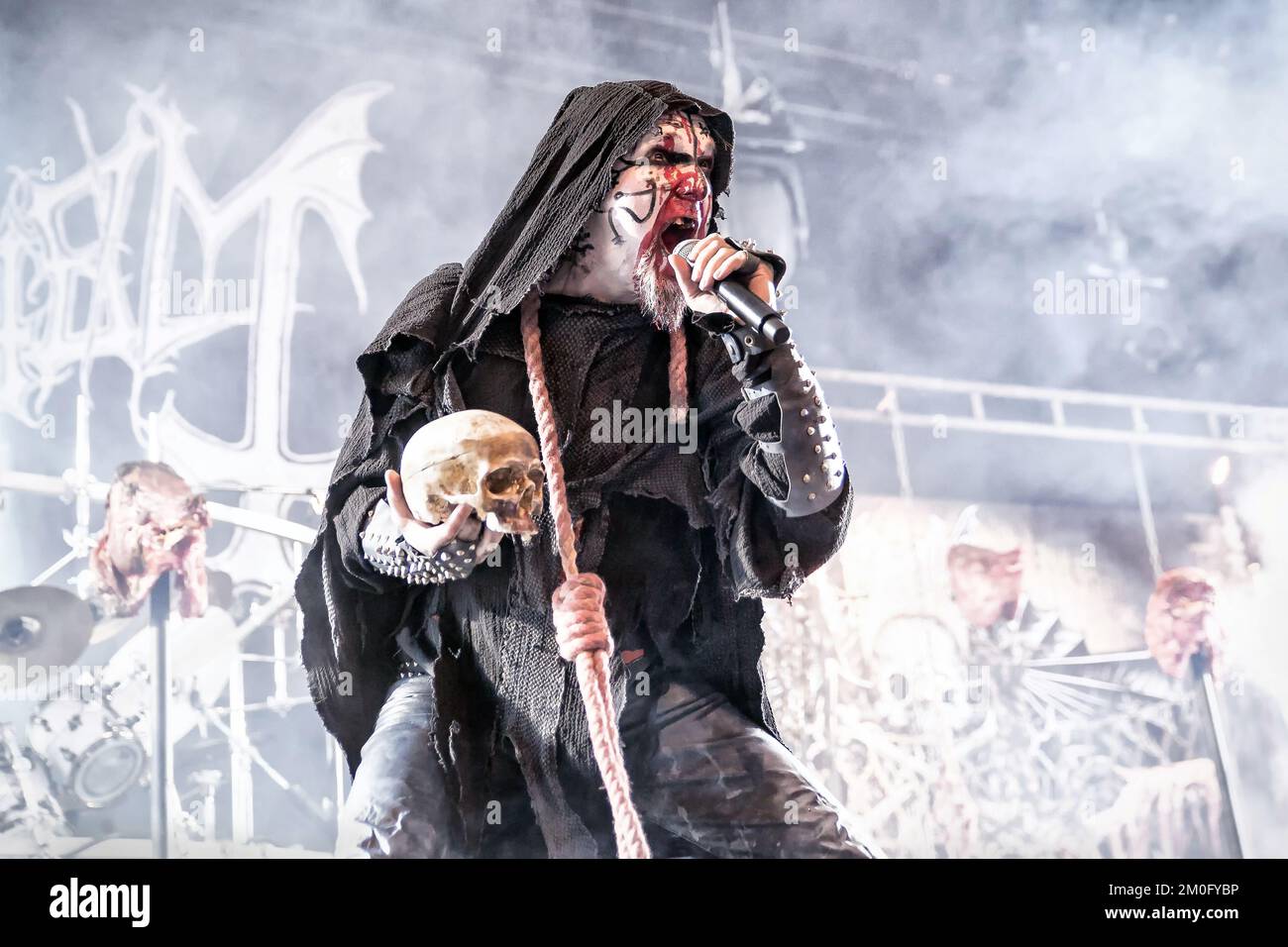 La band norvegese di metallo nero Mayhem (spesso chiamata True Mayhem) suona un concerto a Pumpehuset a Copenhagen. Attila Csihar, cantante della band sul palco Foto Stock