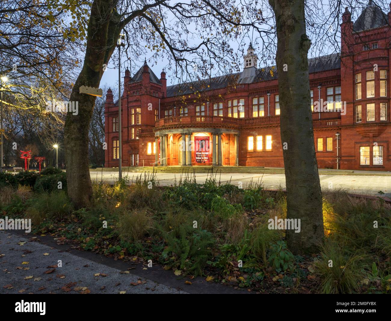 Di fronte alla galleria d'arte Whitworth al crepuscolo Manchester Inghilterra Foto Stock