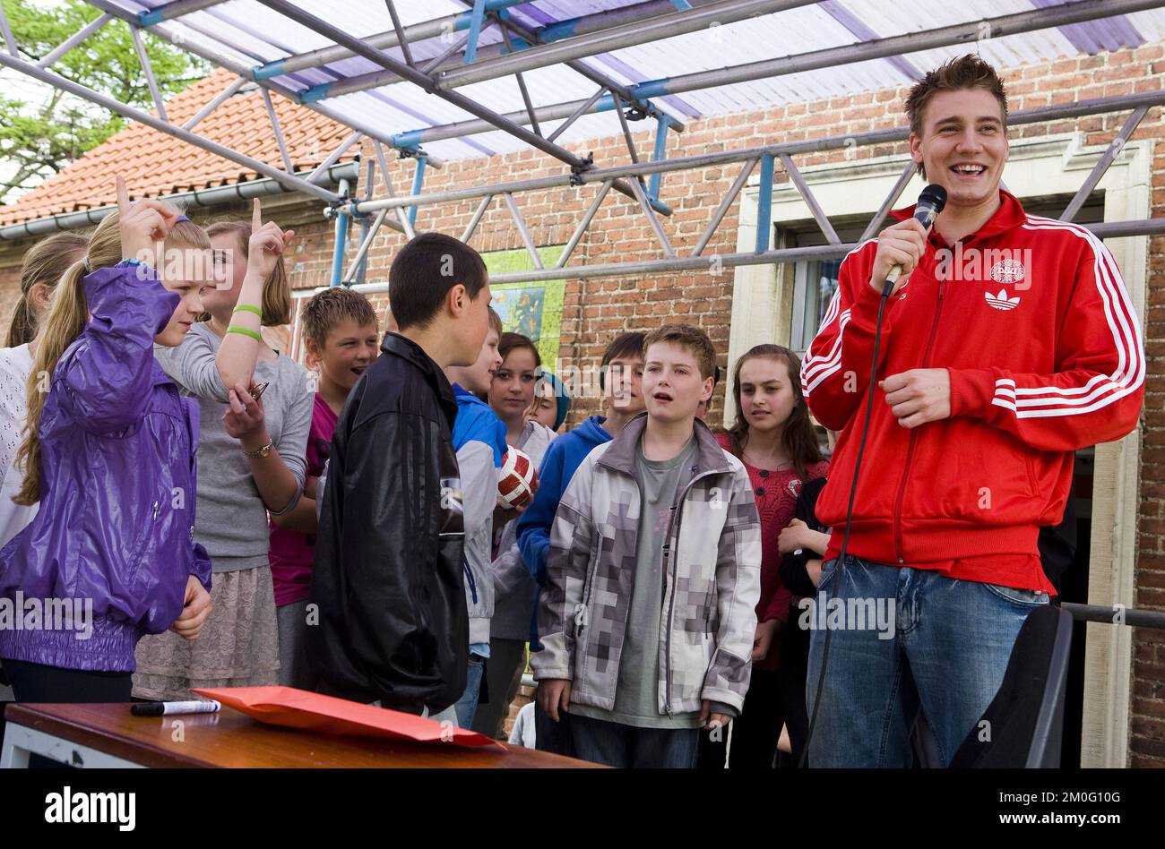 Nicklas Bendtner della nazionale di calcio, che gioca quotidianamente per l'Arsenal, visita la sua vecchia scuola elementare, Korsvejens Skole ad Amager, Foto Stock