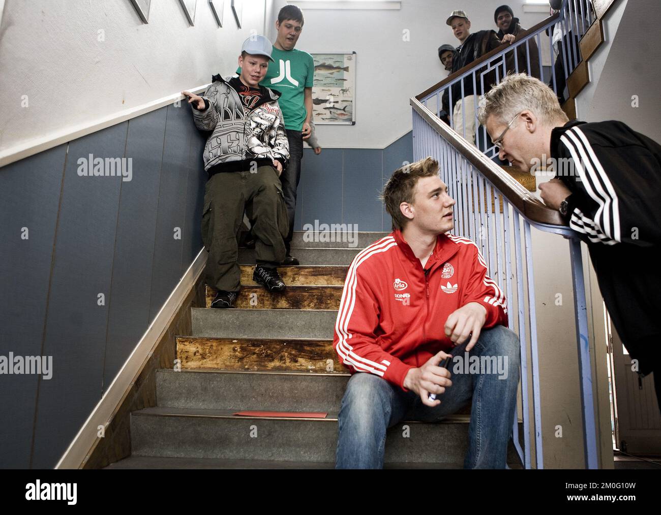 Nicklas Bendtner della nazionale di calcio, che gioca quotidianamente per l'Arsenal, visita la sua vecchia scuola elementare, Korsvejens Skole ad Amager, Foto Stock