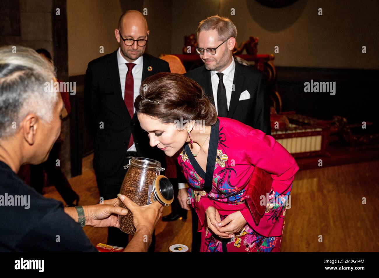 La Principessa Corona Maria e il Ministro danese della cooperazione allo sviluppo Rasmus Prehn assaggiano il caffè prima di una cena in occasione del 70th° anniversario delle relazioni diplomatiche tra Indonesia e Danimarca a Yogyakarta, Giava centrale, giovedì 3rd 2019 dicembre. Sua altezza reale Principessa Corona Maria, Ministro danese della cooperazione allo sviluppo Rasmus Prehn e Direttore esecutivo dell'UNFPA Natalia Kanem visitano l'Indonesia dal 2nd al 4th dicembre 2019. In particolare, l'attenzione è rivolta alla salute riproduttiva e alla celebrazione del 70th° anniversario delle relazioni diplomatiche tra Danimarca e Indonesia. Foto Stock