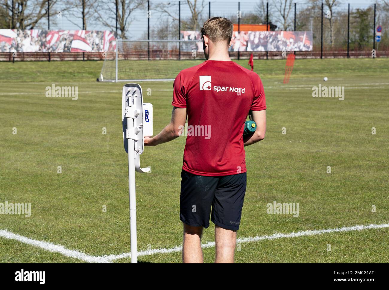 I giocatori e gli allenatori della squadra danese di calcio Superliga AaB sono tornati sul campo di allenamento di Aalborg. In futuro, gli attori dovranno formare gruppi più piccoli per conformarsi alle raccomandazioni delle autorità. Foto Stock