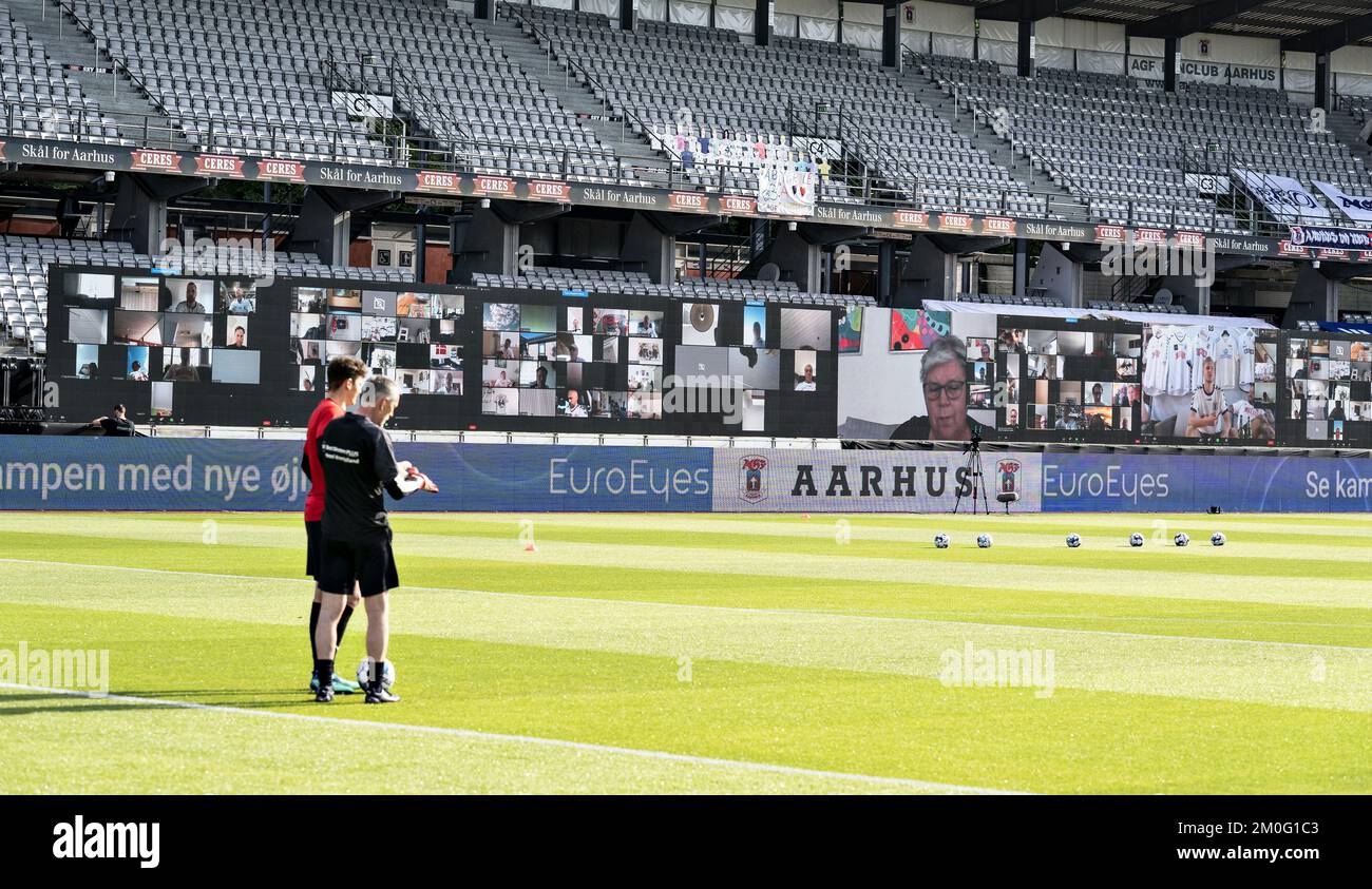 Schermo nella partita Super League 3F tra AGF e Randers FC al Ceres Park di Aarhus, giovedì 28 maggio 2020. La partita è la prima dopo lo spegnimento durante la crisi corona e si gioca senza spettatori e con restrizioni .. (Foto: Henning Bagger / Ritzau Scanpix) .. (Foto: Henning Bagger/Ritzau Scanpix) Foto Stock