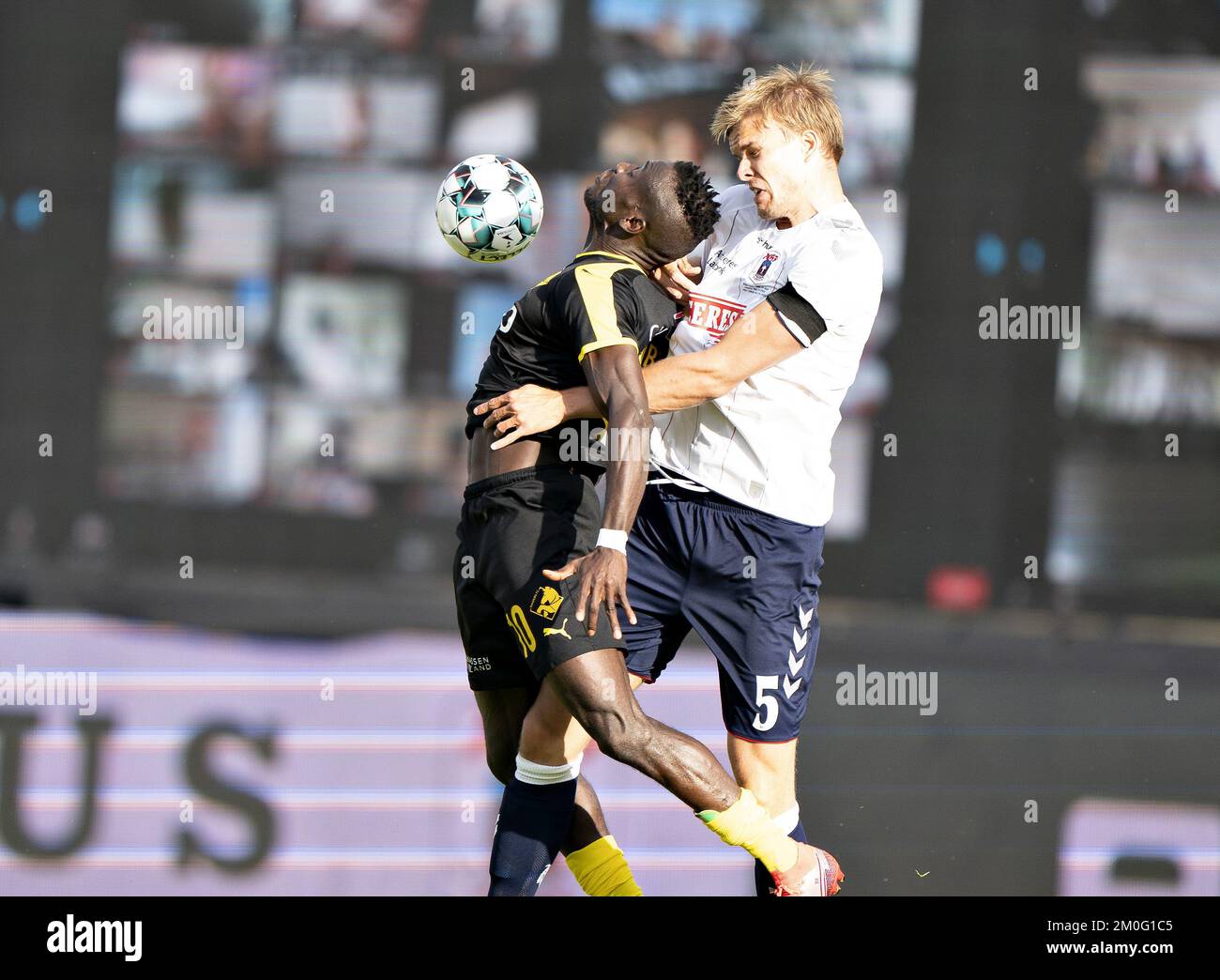 Schermo nella partita Super League 3F tra AGF e Randers FC al Ceres Park di Aarhus, giovedì 28 maggio 2020. La partita è la prima dopo lo spegnimento durante la crisi corona e si gioca senza spettatori e con restrizioni .. (Foto: Henning Bagger / Ritzau Scanpix) Frederik Tingager di AGF mod Randers FC Alhaji Kamara Foto Stock