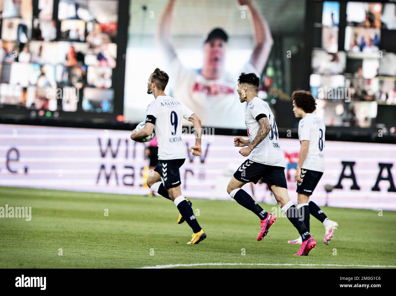 Schermo nella partita Super League 3F tra AGF e Randers FC al Ceres Park di Aarhus, giovedì 28 maggio 2020. La partita è la prima dopo lo spegnimento durante la crisi corona e si gioca senza spettatori e con restrizioni .. (Foto: Henning Bagger / Ritzau Scanpix) Patrick Mortensen dell'AGF Foto Stock