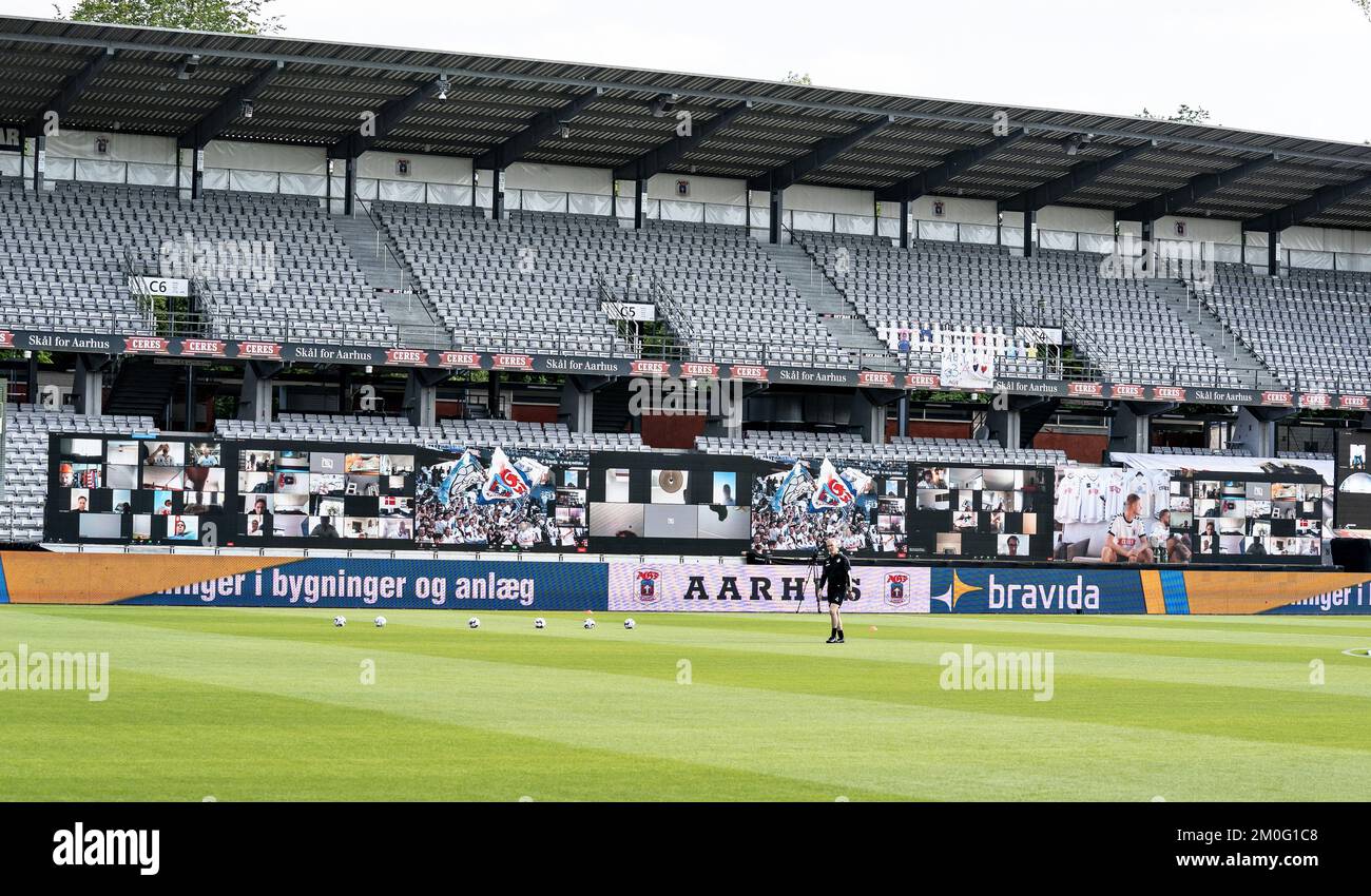 Schermo nella partita Super League 3F tra AGF e Randers FC al Ceres Park di Aarhus, giovedì 28 maggio 2020. La partita è la prima dopo lo spegnimento durante la crisi corona e si gioca senza spettatori e con restrizioni Foto Stock