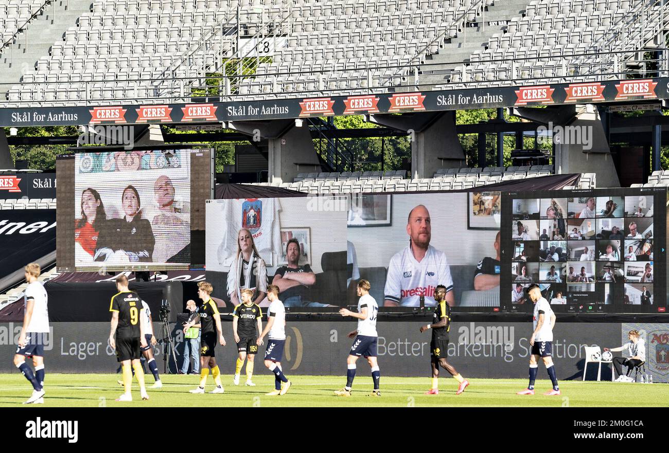 Schermo nella partita Super League 3F tra AGF e Randers FC al Ceres Park di Aarhus, giovedì 28 maggio 2020. La partita è la prima dopo lo spegnimento durante la crisi corona e si gioca senza spettatori e con restrizioni .. (Foto: Henning Bagger / Ritzau Scanpix) Foto Stock