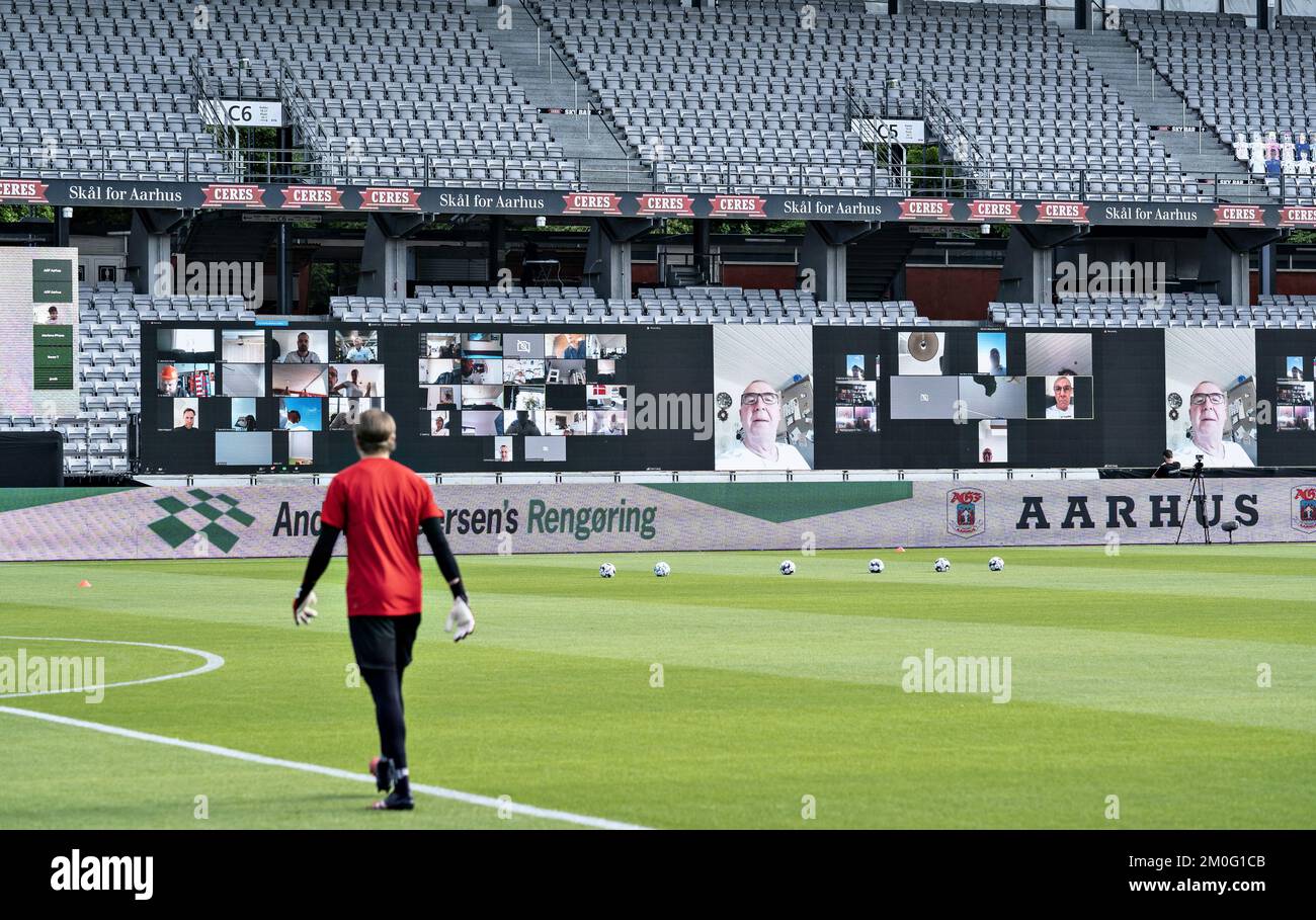 Schermo nella partita Super League 3F tra AGF e Randers FC al Ceres Park di Aarhus, giovedì 28 maggio 2020. La partita è la prima dopo lo spegnimento durante la crisi corona e si gioca senza spettatori e con restrizioni .. (Foto: Henning Bagger / Ritzau Scanpix) .. (Foto: Henning Bagger/Ritzau Scanpix) Foto Stock