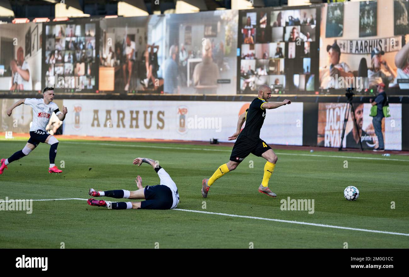 Schermo nella partita Super League 3F tra AGF e Randers FC al Ceres Park di Aarhus, giovedì 28 maggio 2020. La partita è la prima dopo lo spegnimento durante la crisi corona e si gioca senza spettatori e con restrizioni .. (Foto: Henning Bagger / Ritzau Scanpix) Foto Stock