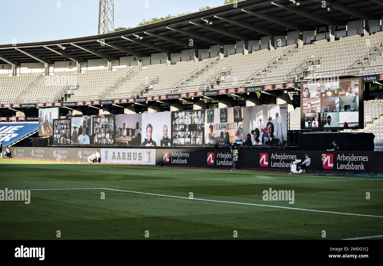 Schermo nella partita Super League 3F tra AGF e Randers FC al Ceres Park di Aarhus, giovedì 28 maggio 2020. La partita è la prima dopo lo spegnimento durante la crisi corona e si gioca senza spettatori e con restrizioni .. (Foto: Henning Bagger / Ritzau Scanpix) Foto Stock