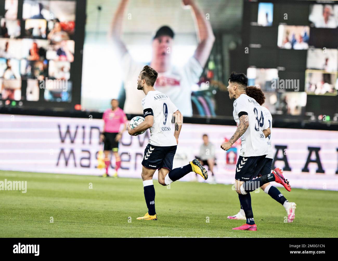 Schermo nella partita Super League 3F tra AGF e Randers FC al Ceres Park di Aarhus, giovedì 28 maggio 2020. La partita è la prima dopo lo spegnimento durante la crisi corona e si gioca senza spettatori e con restrizioni .. (Foto: Henning Bagger / Ritzau Scanpix) Patrick Mortensen dell'AGF Foto Stock