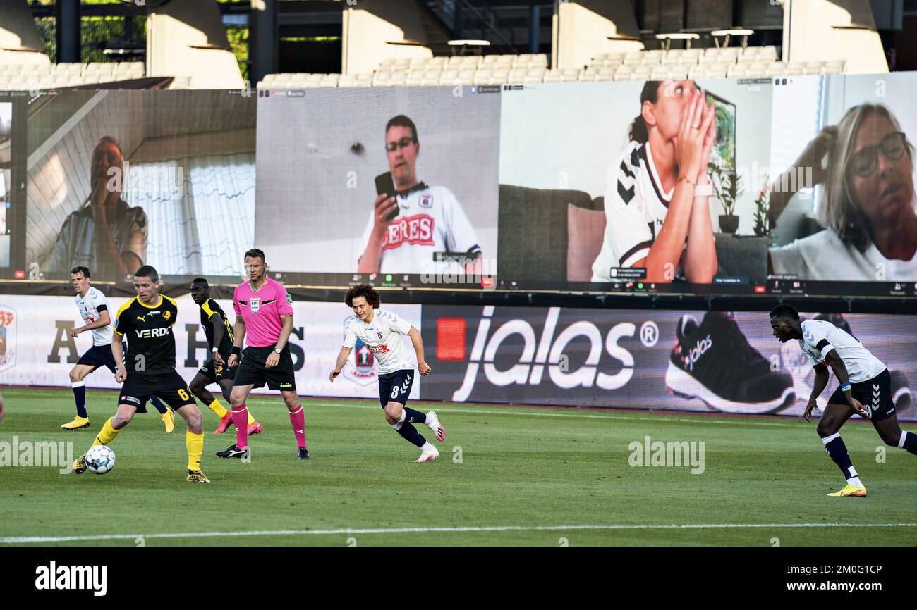 Schermo nella partita Super League 3F tra AGF e Randers FC al Ceres Park di Aarhus, giovedì 28 maggio 2020. La partita è la prima dopo lo spegnimento durante la crisi corona e si gioca senza spettatori e con restrizioni .. (Foto: Henning Bagger / Ritzau Scanpix) Foto Stock