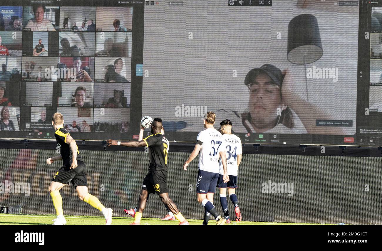 Schermo nella partita Super League 3F tra AGF e Randers FC al Ceres Park di Aarhus, giovedì 28 maggio 2020. La partita è la prima dopo lo spegnimento durante la crisi corona e si gioca senza spettatori e con restrizioni .. (Foto: Henning Bagger / Ritzau Scanpix) Foto Stock