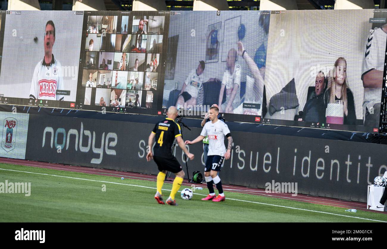 Schermo nella partita Super League 3F tra AGF e Randers FC al Ceres Park di Aarhus, giovedì 28 maggio 2020. La partita è la prima dopo lo spegnimento durante la crisi corona e si gioca senza spettatori e con restrizioni .. (Foto: Henning Bagger / Ritzau Scanpix) Foto Stock