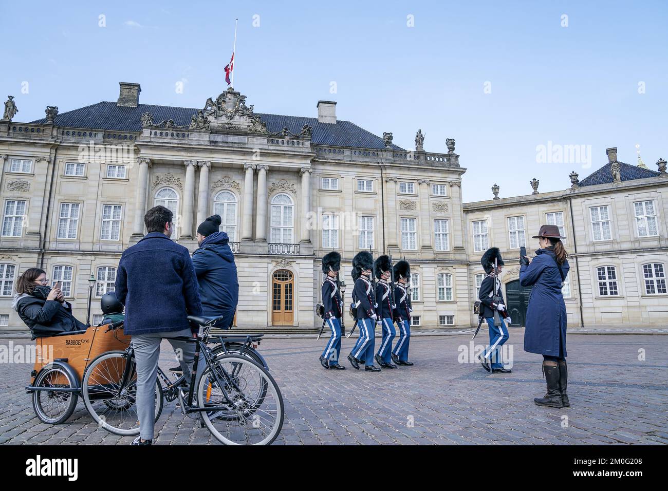 Le bandiere sono volate a mezza altezza al Palazzo di Amalienborg a Copenaghen, sabato 17 aprile 2021. La regina Margrethe ha deciso di battere bandiere a mezza altezza al castello di Amalienborg, in memoria del principe Filippo, il duca di Edimburgo, il giorno del suo funerale. I funerali si svolgeranno dalla Cappella di San Giorgio al Castello di Windsor. Il principe Filippo, nato Principe di Grecia e Danimarca, morì il 9th aprile. Il principe Filippo aveva 99 anni (Foto: Claus Bech/Ritzau Scanpix) Foto Stock