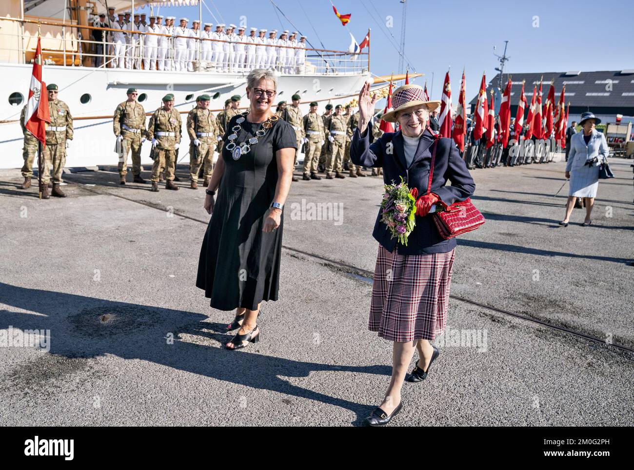 La regina Margrethe visita il comune di Thisted durante la sua crociera estiva a bordo del Royal Yacht Dannebrog sulla costa occidentale dello Jutland. Lunedì 30 agosto 2021. Al suo arrivo la Regina fu accolta dal sindaco di Thisted Ulla Vestergaard. Durante il giorno, la Regina ha visitato il Bunkermuseum Hanstholm, che include le fortificazioni più grandi del Nord Europa dalla seconda guerra mondiale, il più grande parco naturale della Danimarca Thy National Park presso il faro Nord Atlantico a Hanstholm, l'azienda agricola a conduzione familiare Gyrup, dove gestiscono una fattoria biologica e una distilleria di whisky. Più tardi, ha anche visitato il popolare surf spot Cold Hawaii Foto Stock