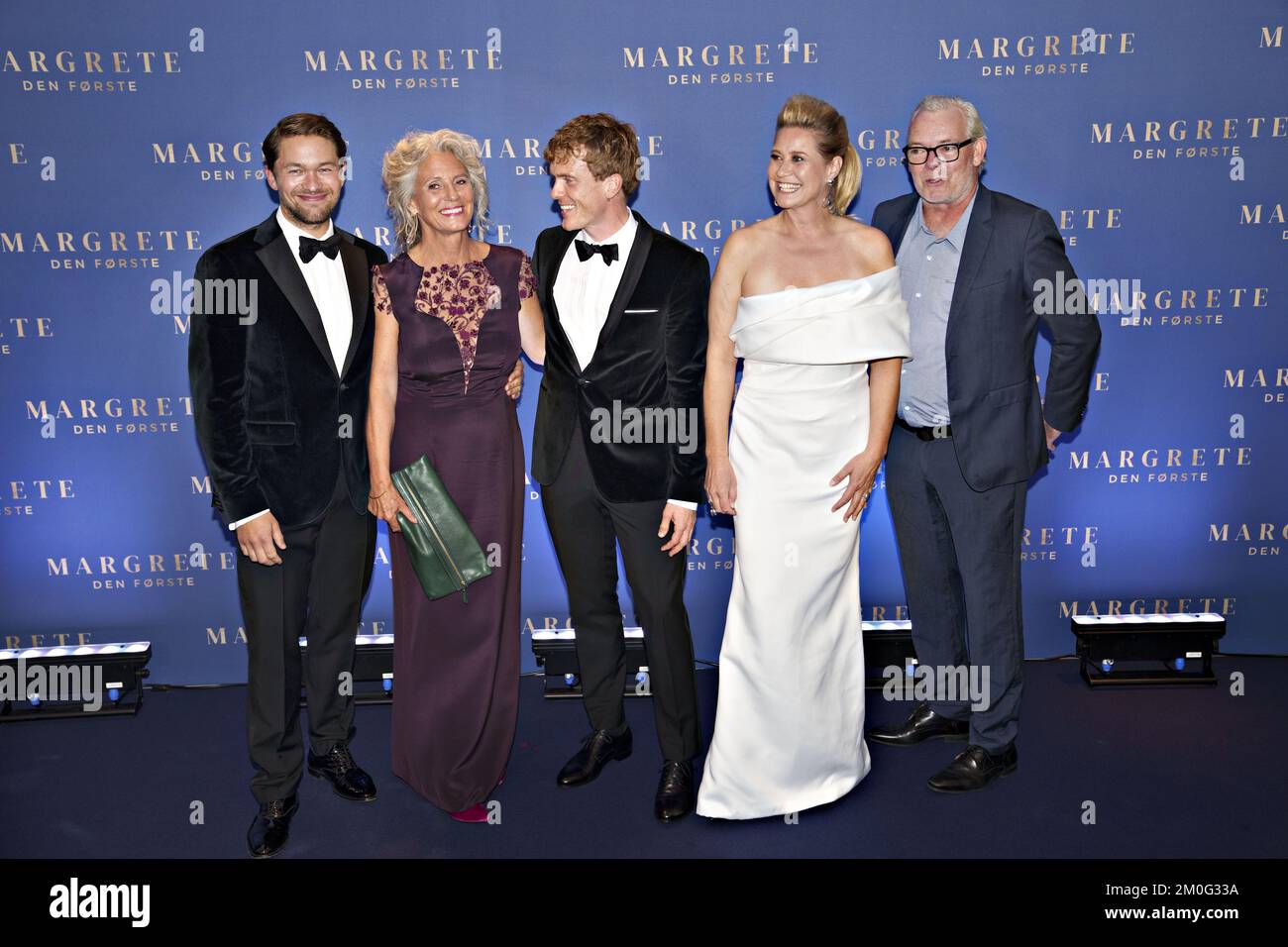 Il cast con il regista del nuovo film Margrethe - Regina del Nord partecipa alla prima al Copenhagen Cinema Imperial. Mercoledì 8 settembre 2021. Il film è un dramma storico sulla donna che ha unito Danimarca, Norvegia e Svezia e ha governato da sola il nuovo impero nordico, attraverso il suo figlio adottivo, fino alla sua morte nel 1412. Il film è diretto da Charlotte Sieling (vestito viola) e Trine Dyrholm (vestito bianco) suona la regina Margrethe i di Danimarca. Anche nella foto, da sinistra a destra: Jakob Oftebro, Morten Hee Andersen e Søren Malling (Photo: Keld Navntoft/Ritzau Scanpix) Foto Stock