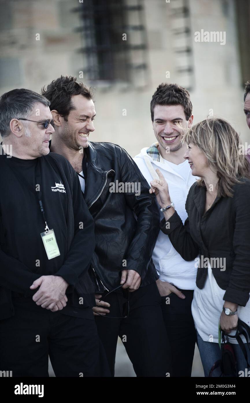 Jude Law e il team Donmar Warehouse di Elsinore, Danimarca, prima della messa in scena dell'Amleto di Shakespeare al castello di Kronborg Foto Stock