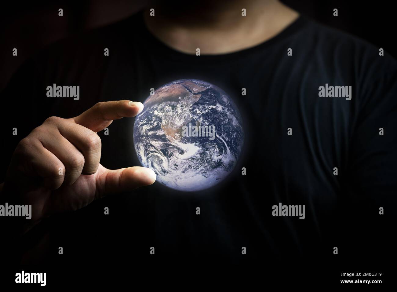 Tutti sono sempre connessi al mondo. A poco a poco colpisce il mondo in tutte le cose il mondo è bello e il mondo è fragile. Elementi di Foto Stock