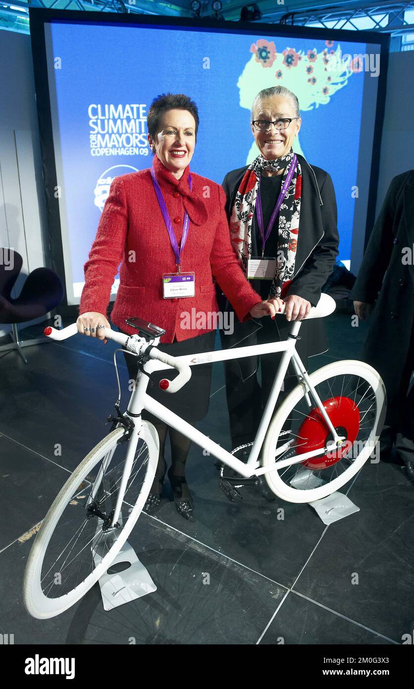Il sindaco di Sydney Clover Moore e il sindaco di Copenaghen Ritt Bjerregaard con una bicicletta che ha GPS, il computer e CO2 messures sono regolati sulle biciclette per registrare dove sta andando a guidare. Foto Stock