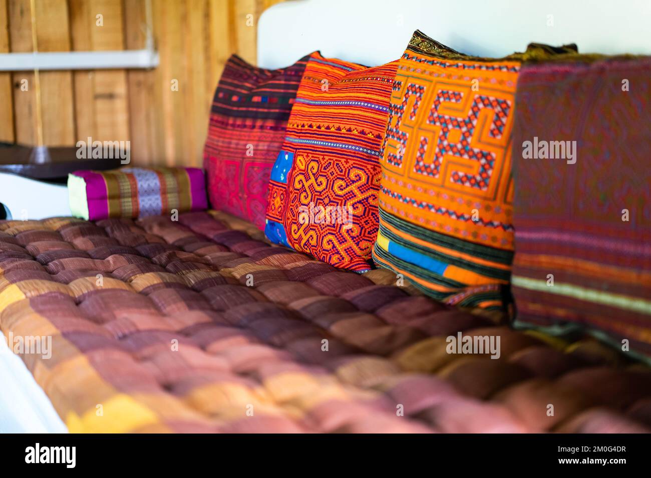 Ci sono 4 cuscini in tessuto thailandese posti sul materasso in tessuto  thailandese. e un cuscino rettangolare era posto accanto ad esso Foto stock  - Alamy