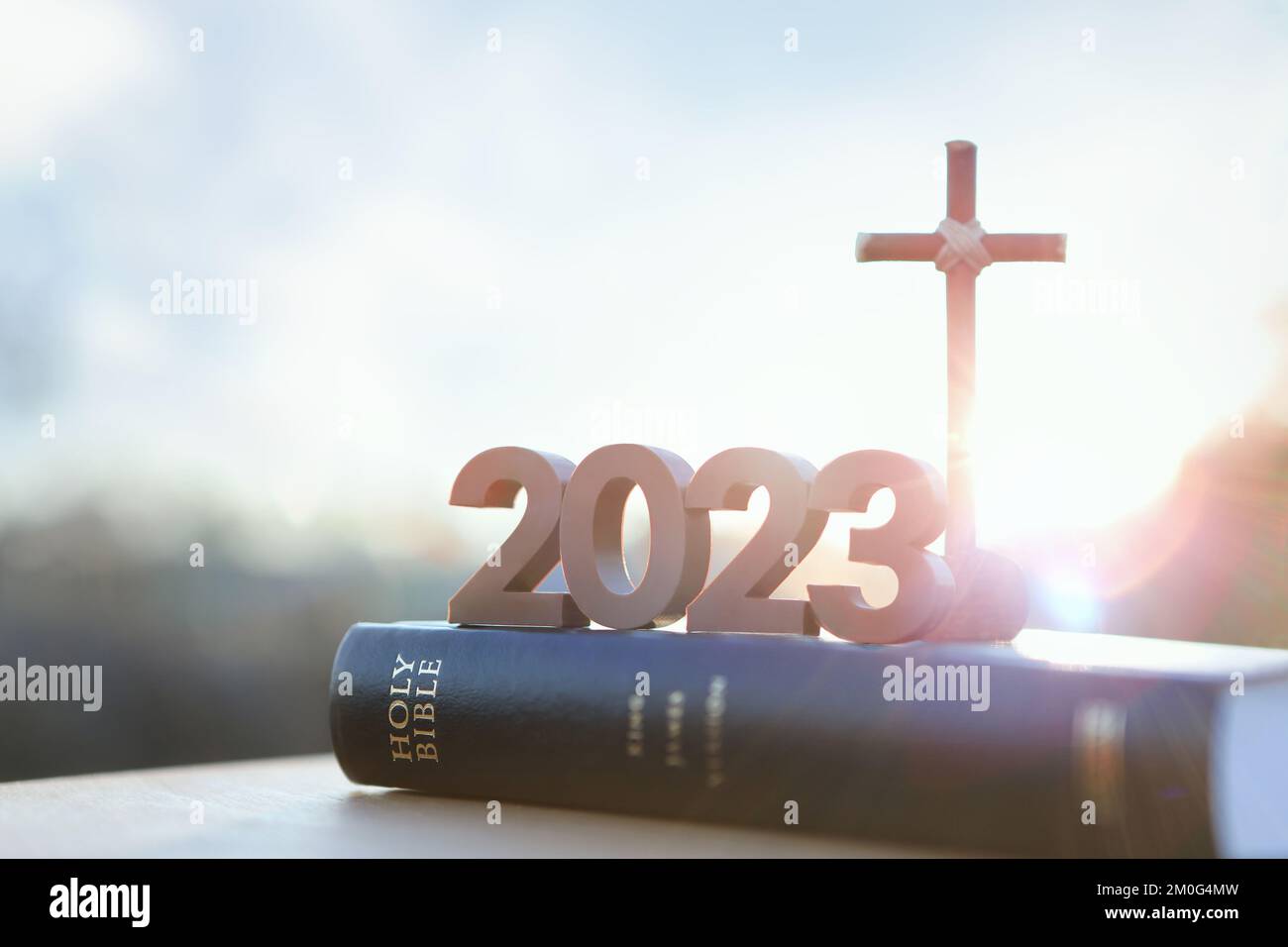 2023 nuovo anno sole che sorge, alba e croce di gesù cristo e della santa  bibbia Foto stock - Alamy