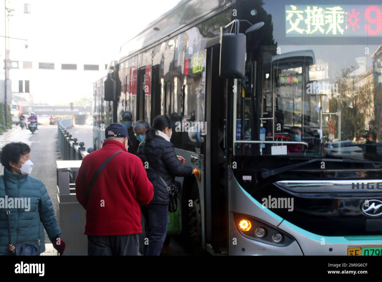 SUZHOU, CINA - 6 DICEMBRE 2022 - i cittadini indossano maschere mentre cavalcano un autobus a Suzhou, provincia di Jiangsu, Cina, 6 dicembre 2022. Suzhoul non controlla più nuc Foto Stock