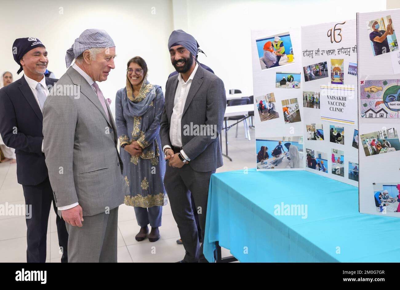 Re Carlo III parla con il GPS locale che gestiva la Vaisakhi Vaccine Clinic durante una visita al Guru Nanak Gurdwara di Luton, di recente costruzione, per incontrare volontari e conoscere i programmi che consegnano per la comunità locale. Data immagine: Martedì 6 dicembre 2022. Foto Stock