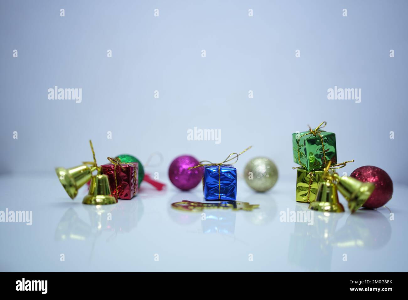 Grandi e piccole scatole regalo, i giocattoli di Natale isolati su sfondo  bianco Foto stock - Alamy