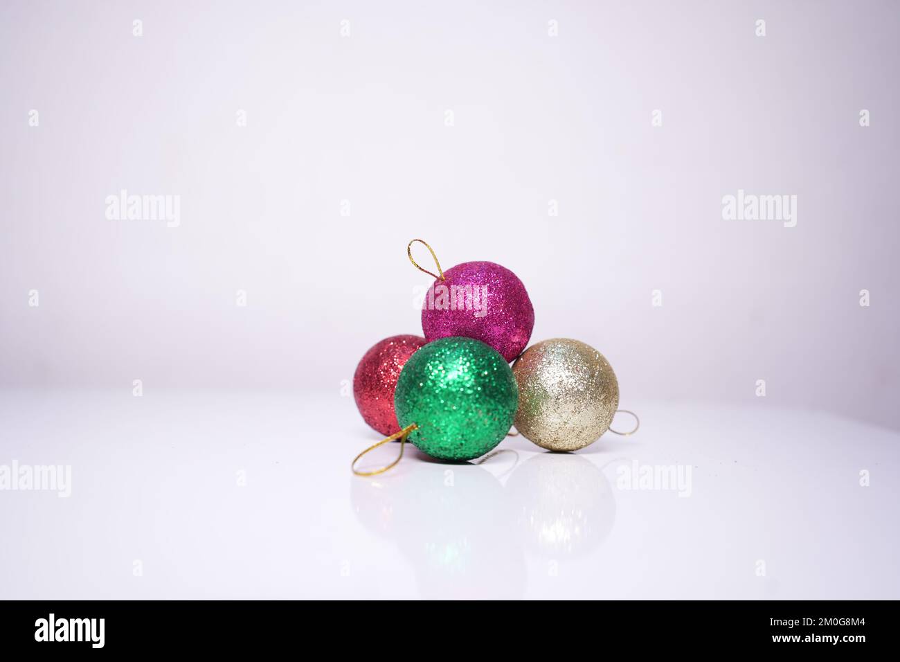 Grandi e piccole scatole regalo, i giocattoli di Natale isolati su sfondo bianco Foto Stock