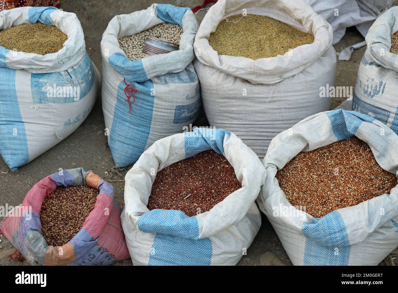 Sacchi di grano ad un mercato in Eritrea Foto Stock