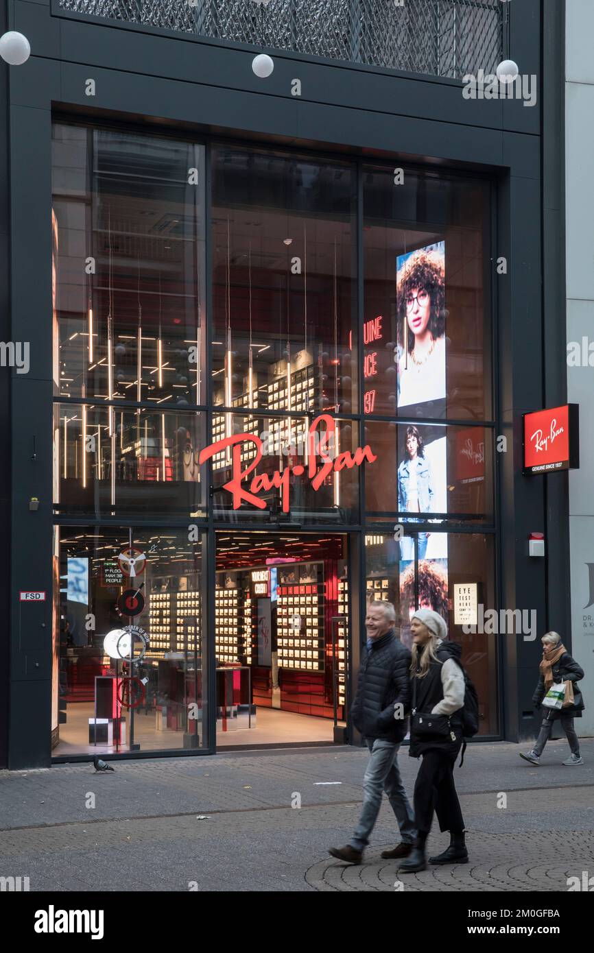 Negozio ray-Ban, negozio di occhiali e occhiali da sole sulla via dello shopping Schildergasse, Colonia, Germania. Ray-Ban Store, Geschaeft fuer Brillen und Sonnenbr Foto Stock