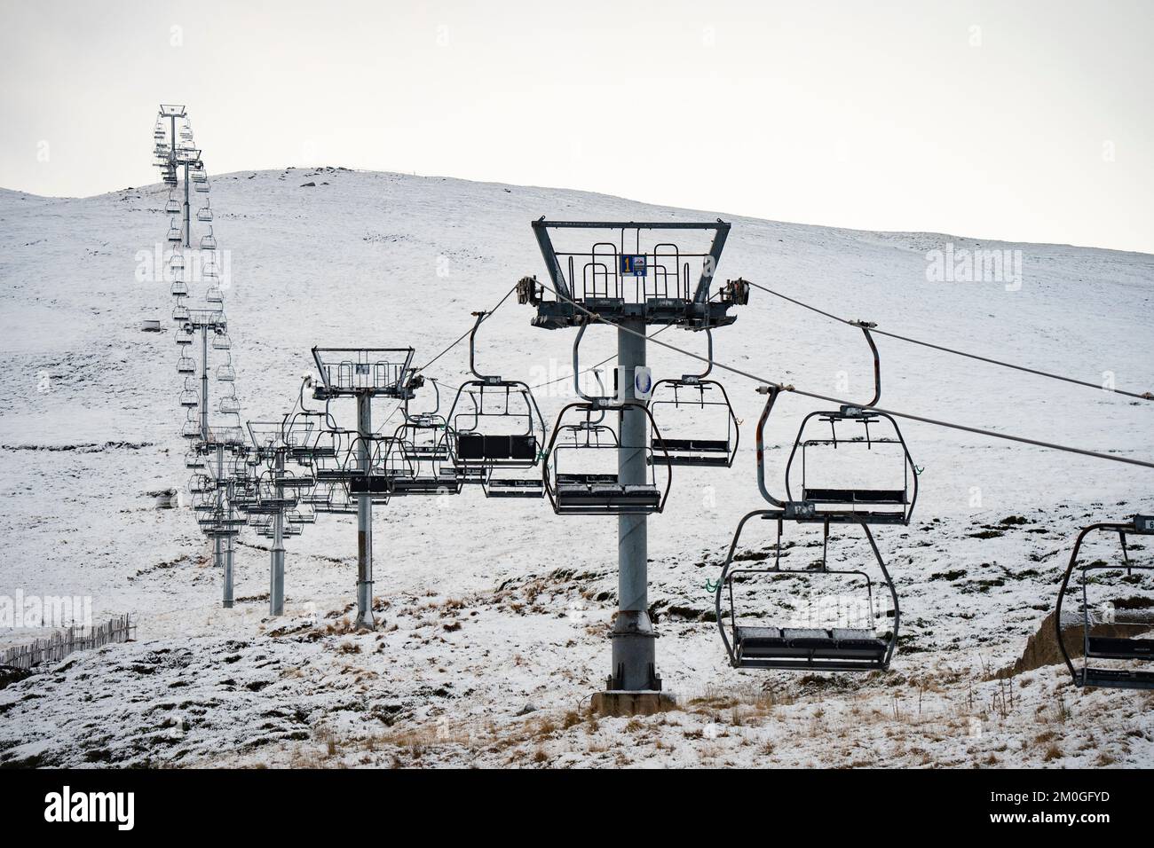 Glen Shee, Scozia, Regno Unito. 6th dicembre 2022. Copertura di neve su un terreno alto presso il centro sciistico Glen Shee nel Perthshire il martedì. Più neve è prevista sul terreno più alto nel nord della Scozia per i prossimi 24 hors. Anche se un sottile strato di neve copre le piste, il centro apre il 17 dicembre utilizzando macchine per la produzione della neve se la copertura della neve è insufficiente a fare piste. Iain Masterton/Alamy Live News Foto Stock