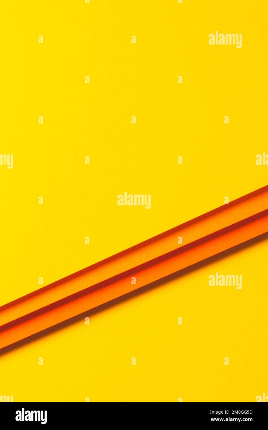Sfondo della trama della carta colorata astratta. Composizione verticale minima con forme geometriche e linee di colore giallo e arancione Foto Stock