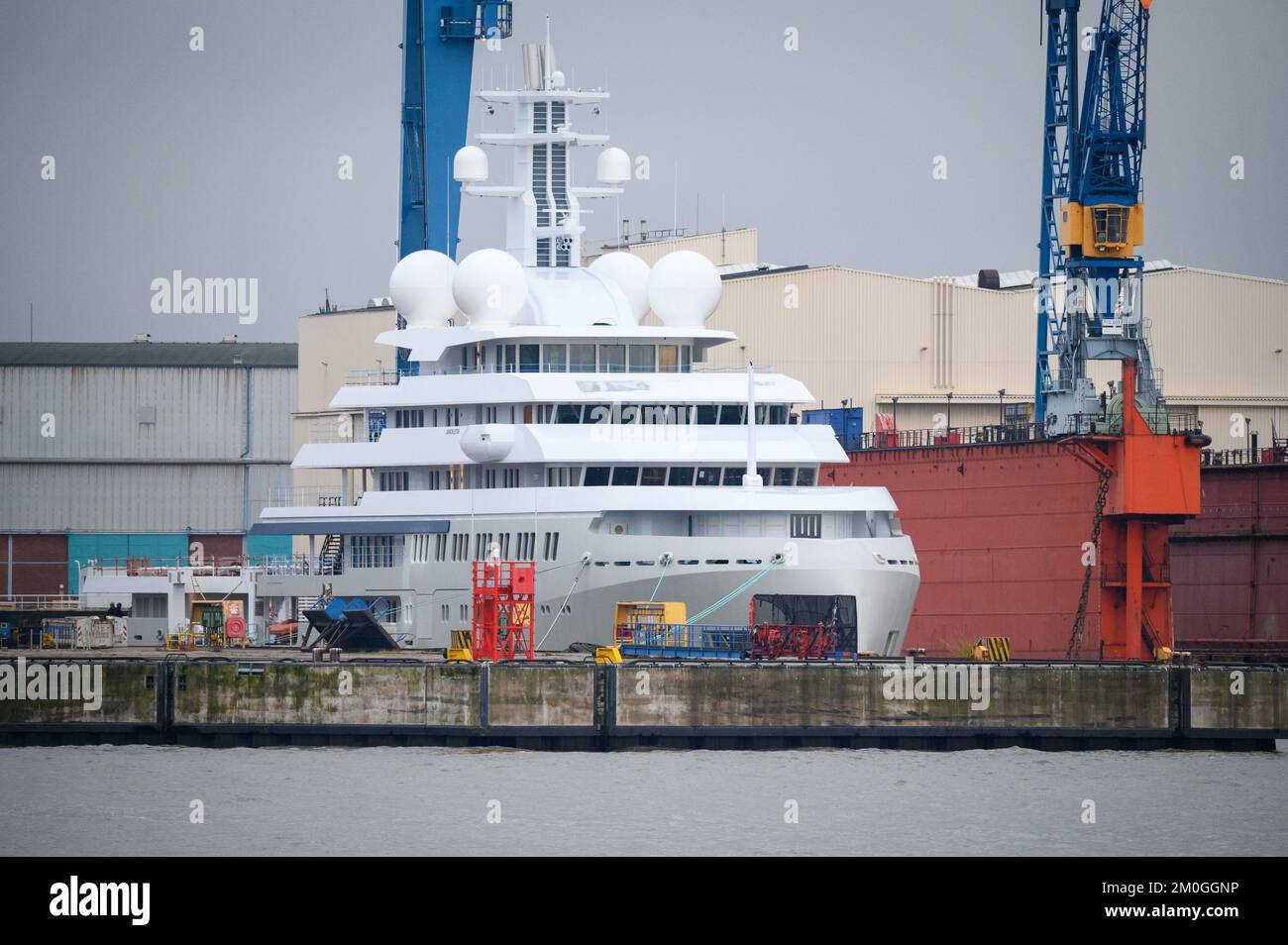 Amburgo, Germania. 06th Dec, 2022. Il super yacht 'Shackleton' è ormeggiato sull'Elba presso il cantiere navale Blohm Voss nel porto di Amburgo. Chi possiede la nave, che ha spazio per 12 ospiti e 22 membri dell'equipaggio, è incerto. Si ipotizza che un oligarca USA-britannico con radici ucraine sia il proprietario. Credit: Jonas Walzberg/dpa/Alamy Live News Foto Stock